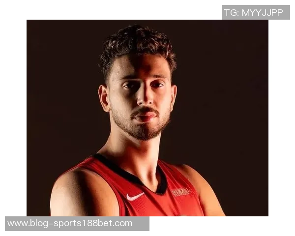 内史密斯表现稳健贡献12分关键时刻三分球助力球队胜利